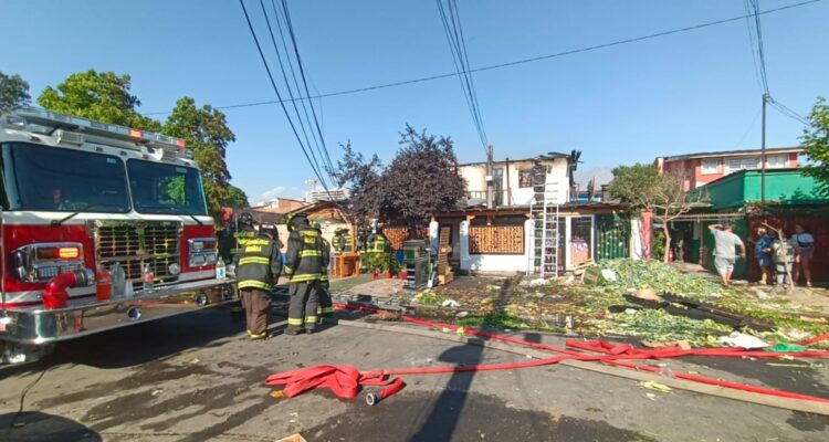 Incendio destruye dos casas en Macul: bomberos buscan a persona desaparecida