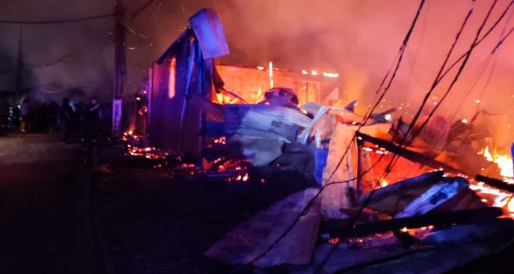 Enorme incendio afecta a al menos 7 casas en Tomé: falta de agua complica trabajo de Bomberos