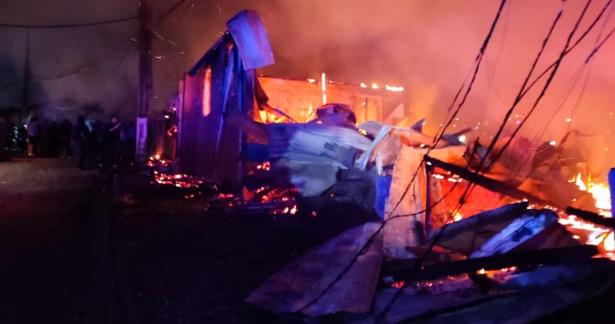 Enorme incendio afecta a al menos 7 casas en Tomé: falta de agua complica trabajo de Bomberos