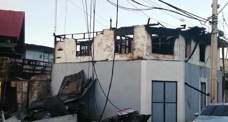 Cinco familias damnificadas deja incendio en propiedad subarrendada de Estación Central
