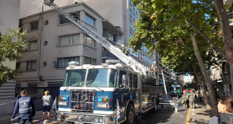 Bomberos combatiendo incendio en edificio residencial en Merced con Mosqueto, a un costado del Cerro Santa Lucía en Santiago Centro