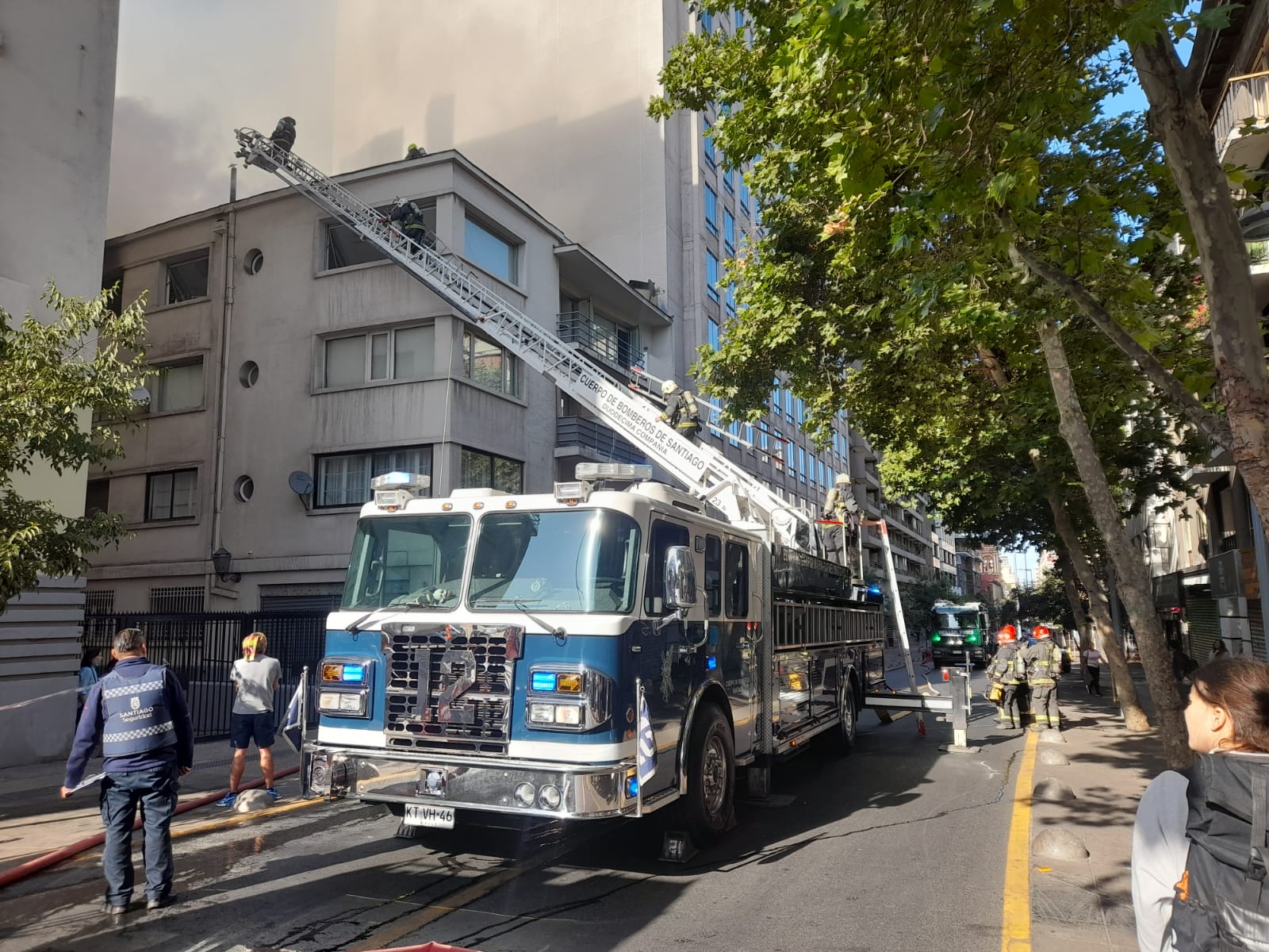 Bomberos combatiendo incendio en edificio residencial en Merced con Mosqueto, a un costado del Cerro Santa Lucía en Santiago Centro