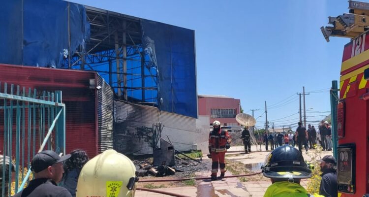 Incendio estructural en liceo de Playa Ancha
