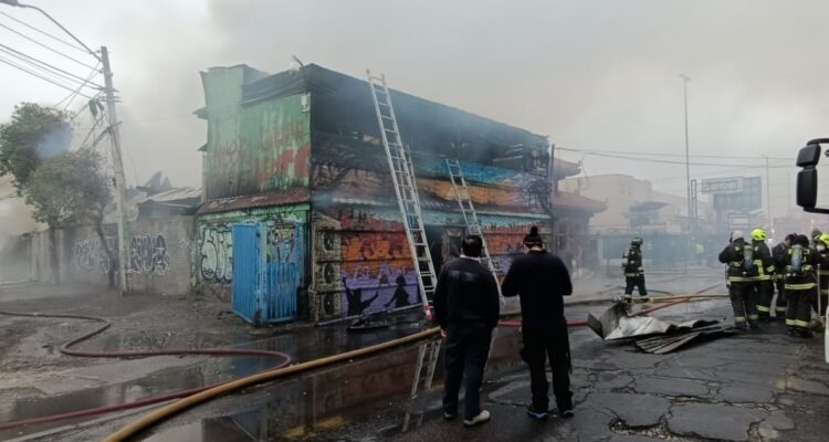 Incendio destruye conocido pub en Maipú y obliga a cortar tránsito de avenida Pajaritos