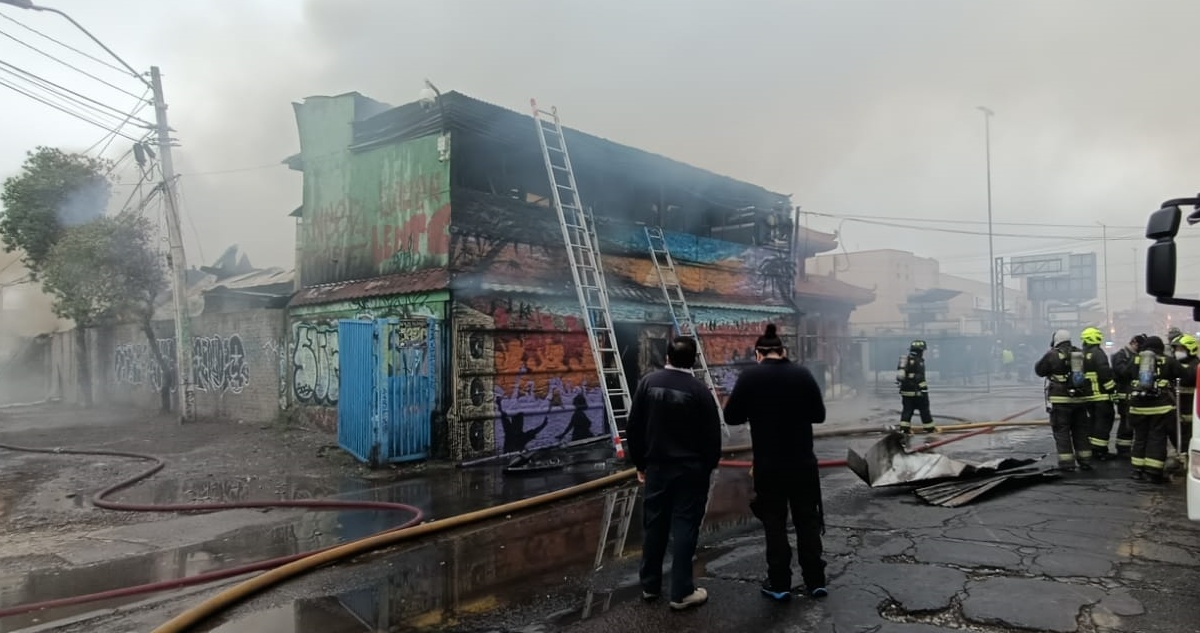 Incendio destruye conocido pub en Maipú y obliga a cortar tránsito de avenida Pajaritos
