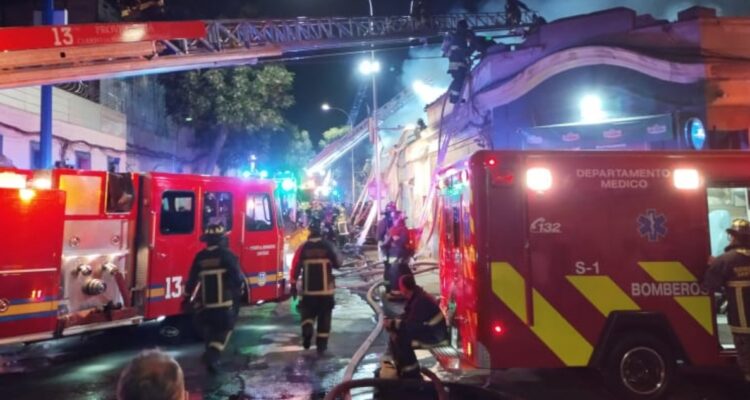 26 carros de Bomberos trabajan en incendio que afecta a cité en Santiago