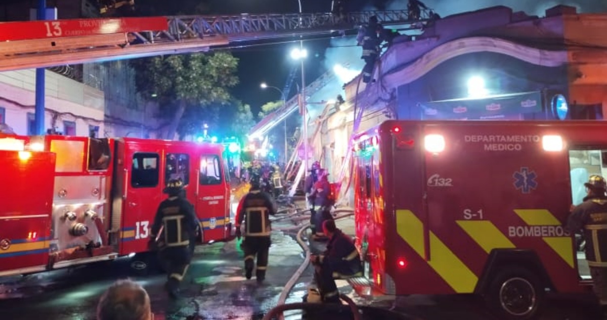 26 carros de Bomberos trabajan en incendio que afecta a cité en Santiago