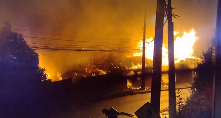 “Estábamos tomando once”: damnificada por enorme incendio en Tomé relata inicio de la emergencia