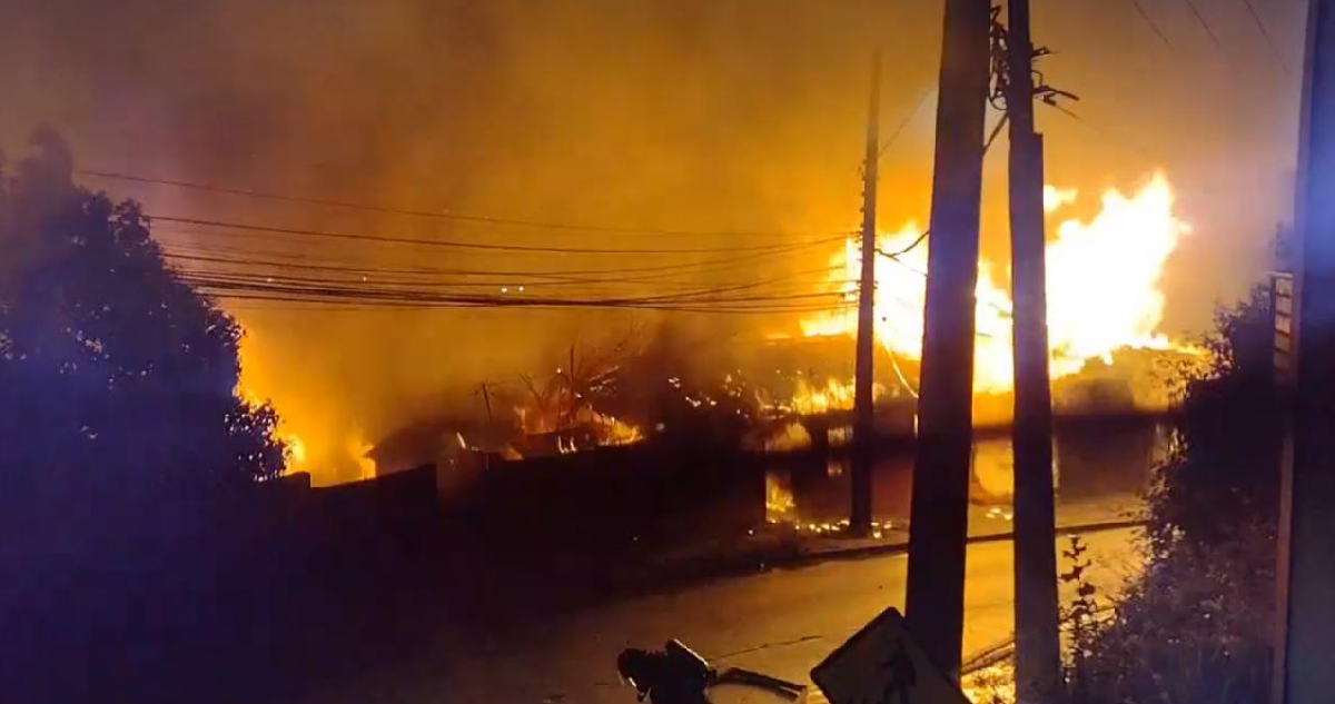 “Estábamos tomando once”: damnificada por enorme incendio en Tomé relata inicio de la emergencia