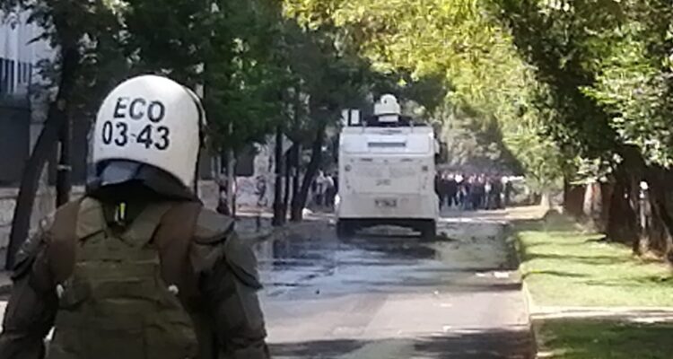 Carabineros reportan cortes de tránsito por incidentes afuera de Liceo de Aplicación