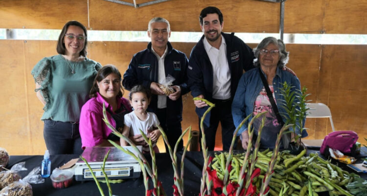 Entregan biofertilizante a productores de Melipilla para potenciar cultivos agroecológicos