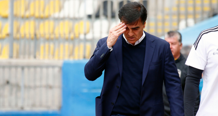 Gustavo Quinteros preocupado por la posible salida de un integrante de su cuerpo técnico.