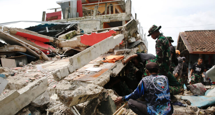 Rescatistas buscando sobrevivientes en Indonesia.