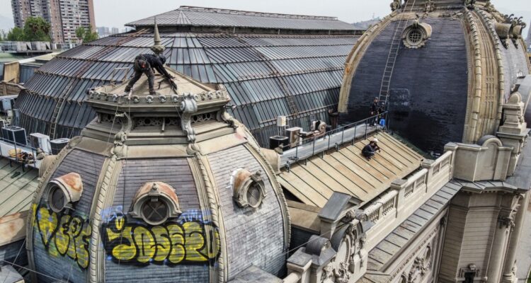 Comienzan las tareas de limpieza del techo del Museo Nacional de Bellas Artes el cual fue vandalizado