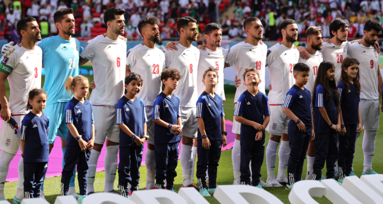 Jugadores de Irán entonan el himno nacional entre polémicas.
