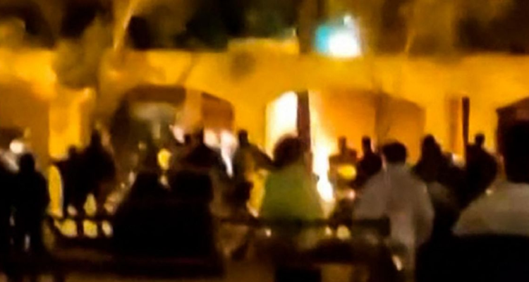 Manifestantes incendian la casa del fundador de Irán.