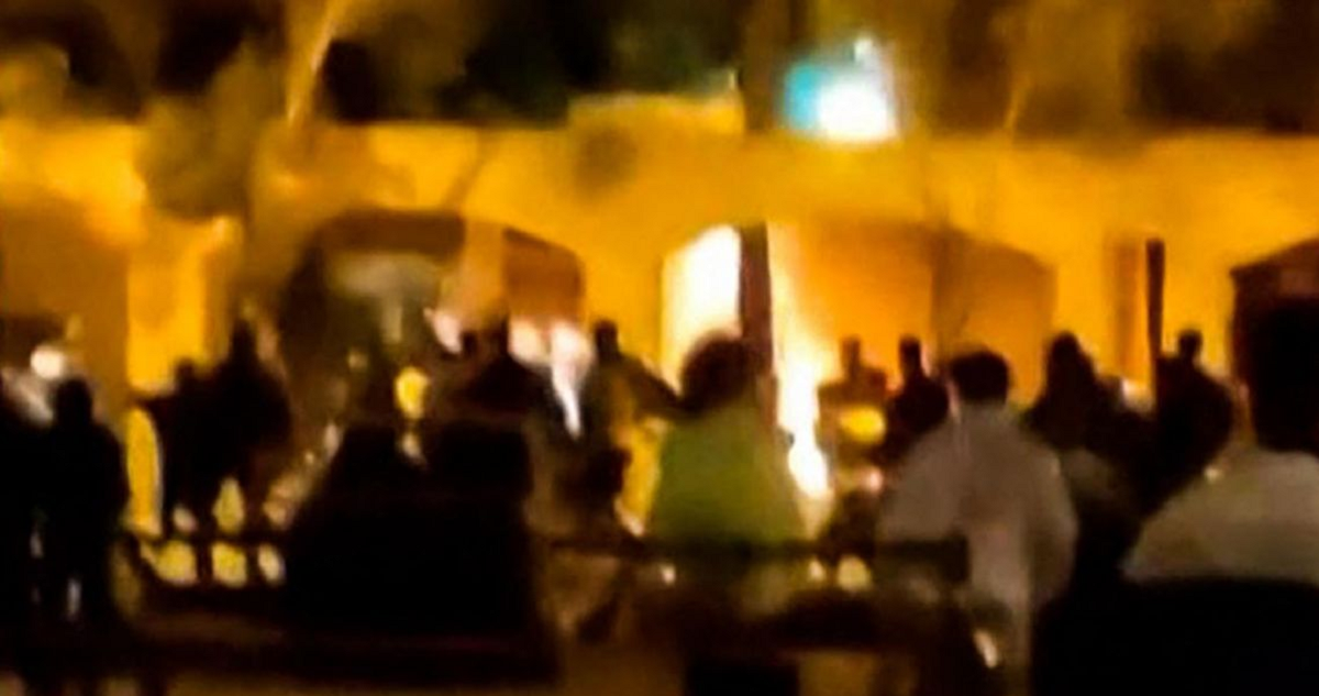 Manifestantes incendian la casa del fundador de Irán.