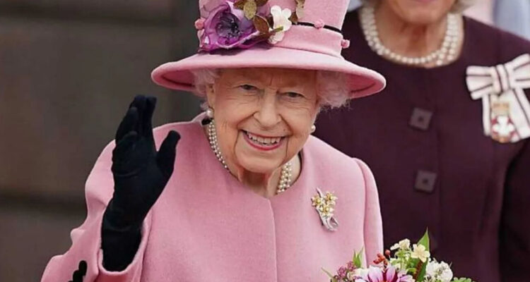 Biografía de Isabel II sugiere que falleció de cáncer y no de vejez