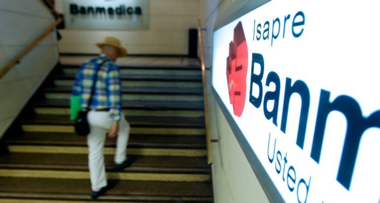 Isapres Banmédica y Vida Tres suman acciones legales en contra de 576 médicos por licencias dudosas