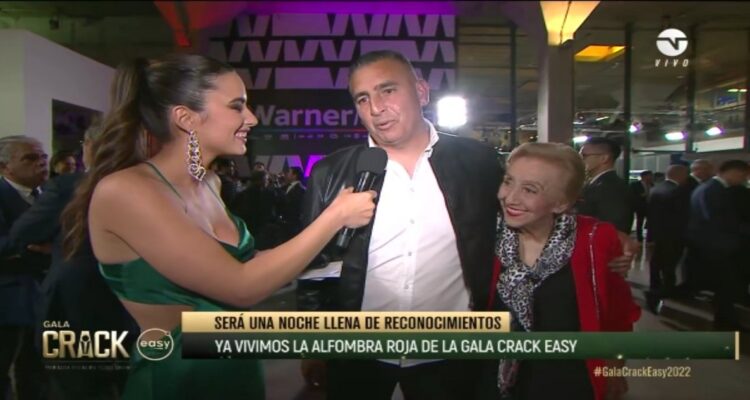 Jaime García remeció la Gala del Fútbol al llegar consu madre