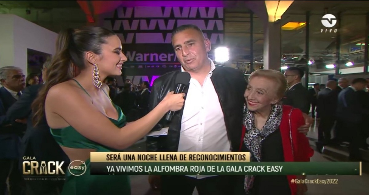 Jaime García remeció la Gala del Fútbol al llegar consu madre