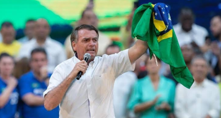 Jair bolsonaro sosteniendo una bandera de Brasil. El expresidente no podría aparecer en público debido a una enfermedad cutanea llamada erisipela