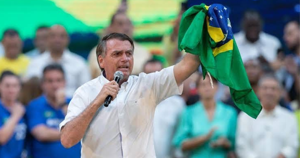 Jair bolsonaro sosteniendo una bandera de Brasil. El expresidente no podría aparecer en público debido a una enfermedad cutanea llamada erisipela