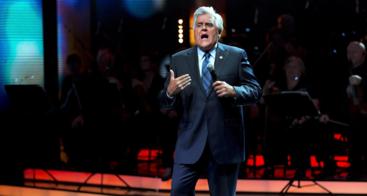 Jay Leno durante un programa de televisión antes de sufrir graves quemaduras