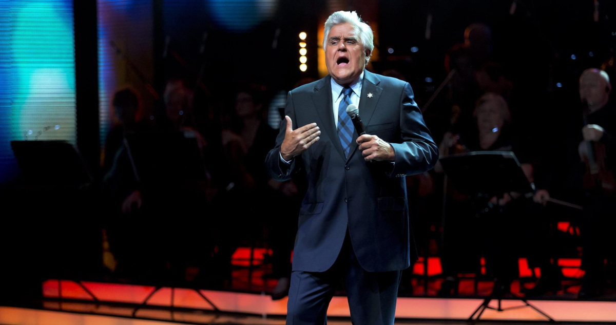 Jay Leno durante un programa de televisión antes de sufrir graves quemaduras