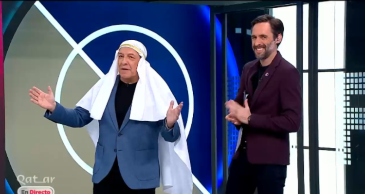 Julio César Rodríguez en “Qatar en directo” vestido de “Jeque”