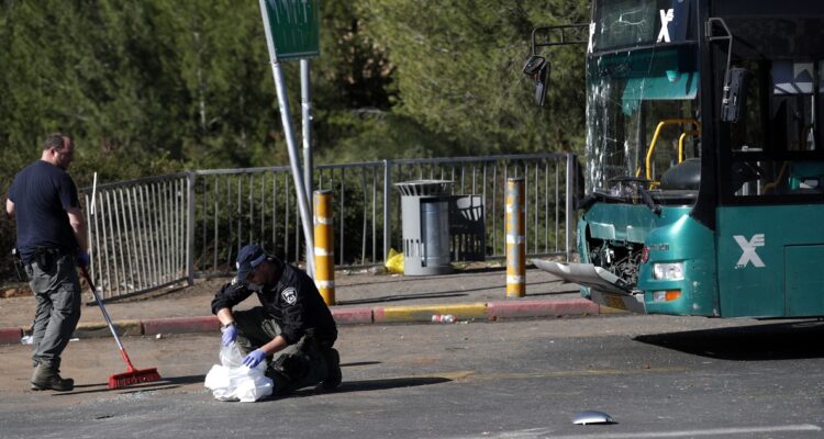 Peritos recolectan evidencia en uno de los sitios donde estallaron los explosivos.