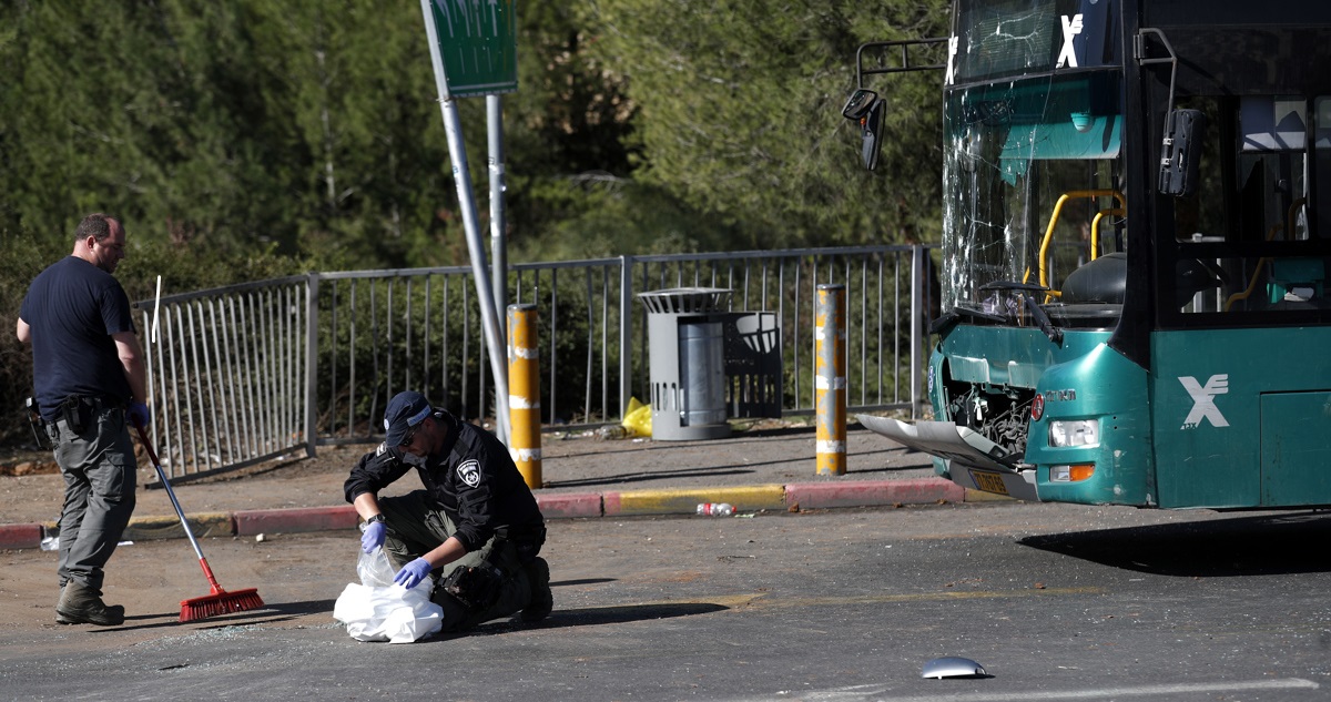 Peritos recolectan evidencia en uno de los sitios donde estallaron los explosivos.