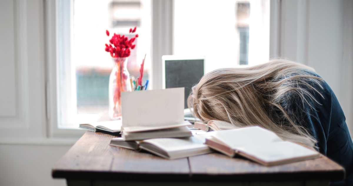 Mujer dormida sobre su escritorio de trabajo. Estudio sugiere que cansancio en dias laborales se debe a Jet Lag Social