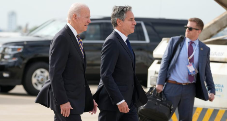Presidente de EEUU Joe Biden llegando a Indonesia para participar del G20.