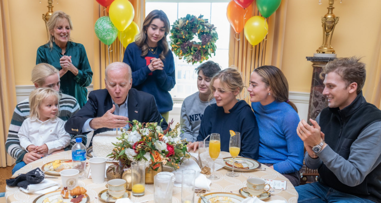 Joe Biden celebrando con familiares.
