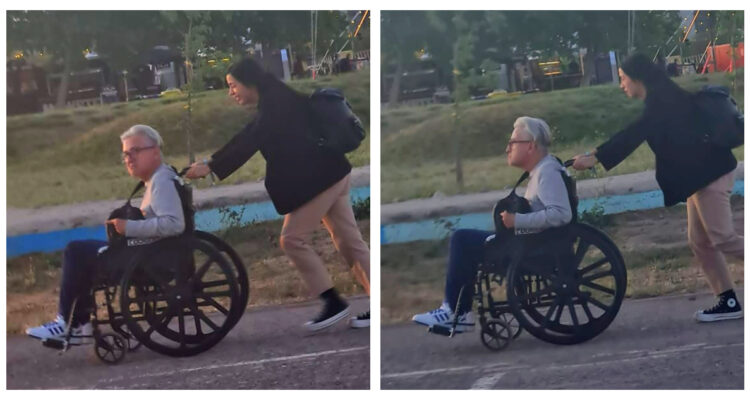 EL músico chileno Jorge González en silla de ruedas mientras es transportado por su acompañante en el Parque Cerrillos.