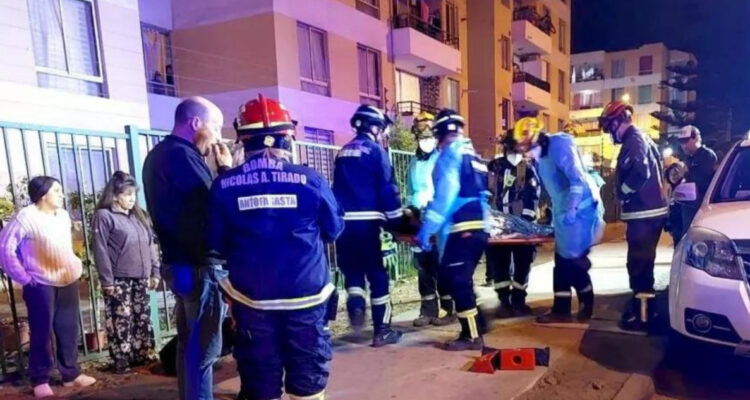 Bomberos rescata a joven que cayó a hoyo en vereda