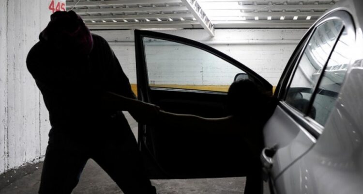 Joven de 15 años le arrebata arma a delincuente y frustra portonazo contra su familia en La Granja