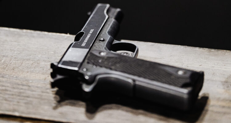 Joven español se dispara accidentalmente en el pene y termina detenido por la Guardia Civil