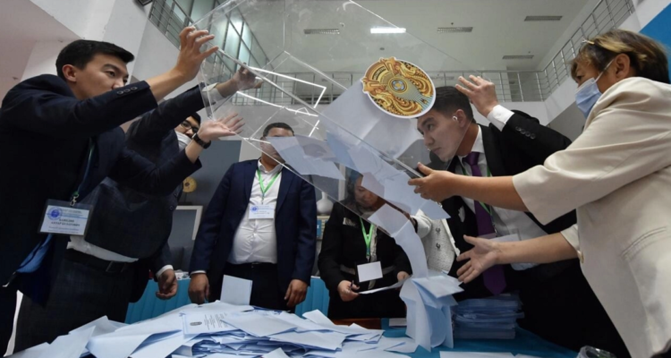 Miembros de la comisión electoral vacían una urna para contar votos de los comicios presidenciales en un colegio electoral de Astana.