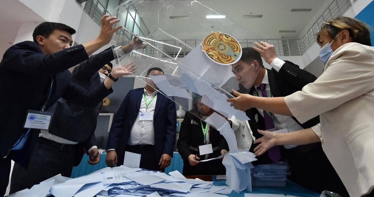 Miembros de la comisión electoral vacían una urna para contar votos de los comicios presidenciales en un colegio electoral de Astana.