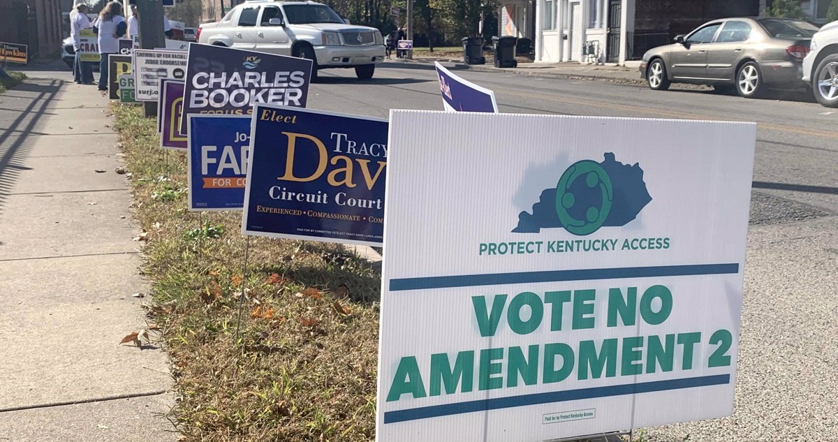 Fotografía de un cartel que pide votar “no” a la propuesta de enmienda 2 de la Constitución de Kentucky que busca eliminar completamente el derecho al aborto en el estado.