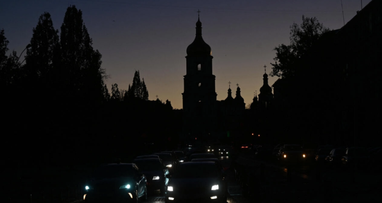 La catedral de Santa Sofía en Kiev, prácticamente a oscuras tras un ataque que destruyó parcialmente una infraestructura eléctrica.