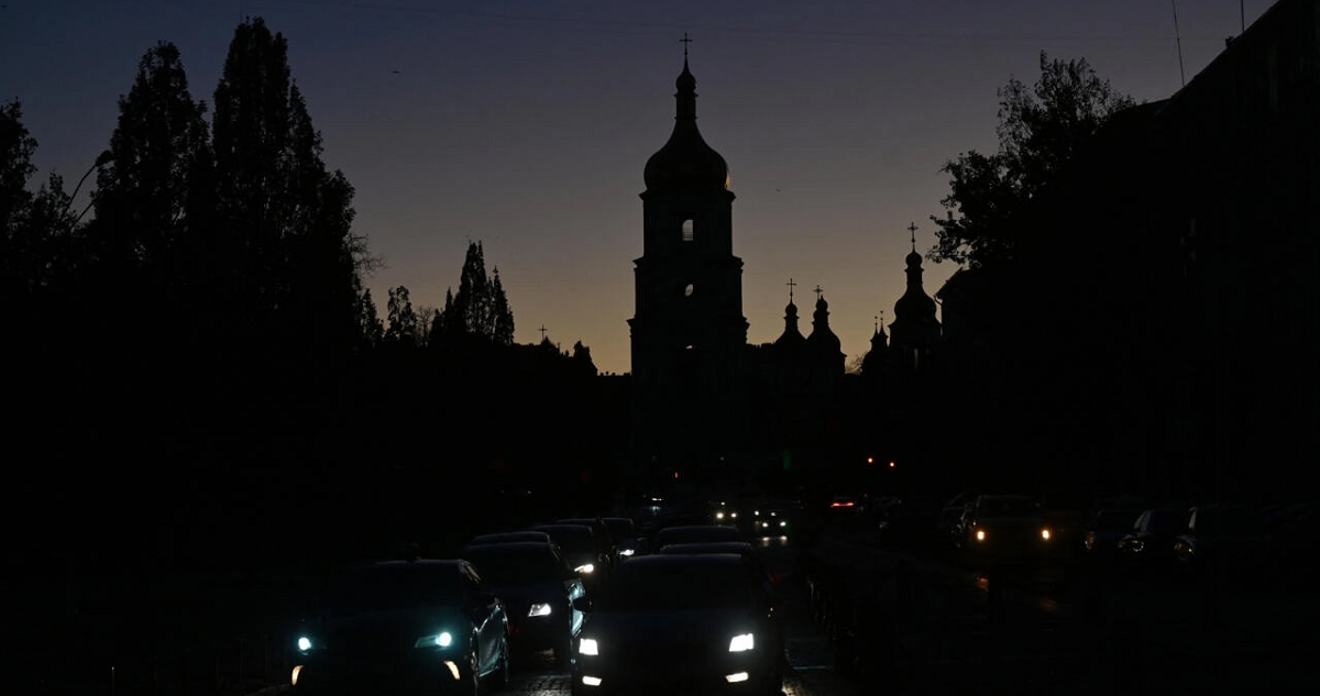 La catedral de Santa Sofía en Kiev, prácticamente a oscuras tras un ataque que destruyó parcialmente una infraestructura eléctrica.