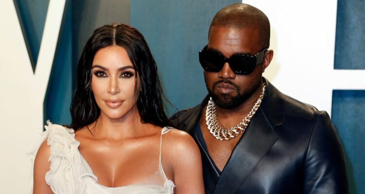 Kim Kardashian posa abrazada a Kanye West en un evento. Ambos lograron llegar a un acuerdo de divorcio.