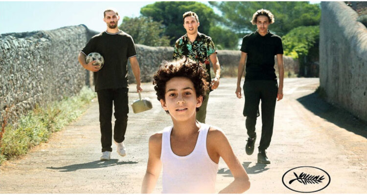 Naur y sus hermanos caminando opr las calles de Francia. Ellos son los protagonitas de La Traviata, mis hermanos y yo