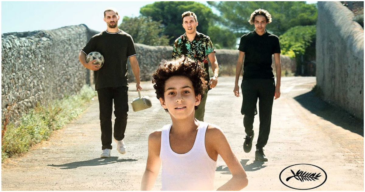 Naur y sus hermanos caminando opr las calles de Francia. Ellos son los protagonitas de La Traviata, mis hermanos y yo