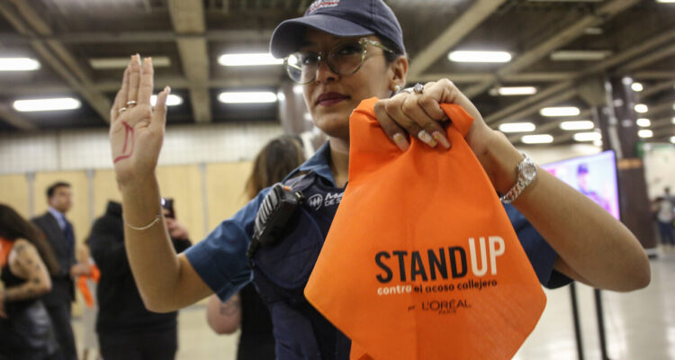 lanzan la campaña internacional Stand Up para ayudar a prevenir el acoso callejero y construir espacios seguros e inclusivos para todos.