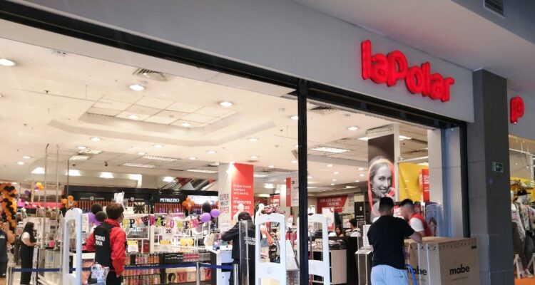 Pese a indagación en curso CNC da espalda a La Polar: “Doloroso ver informalidad en comercio formal”