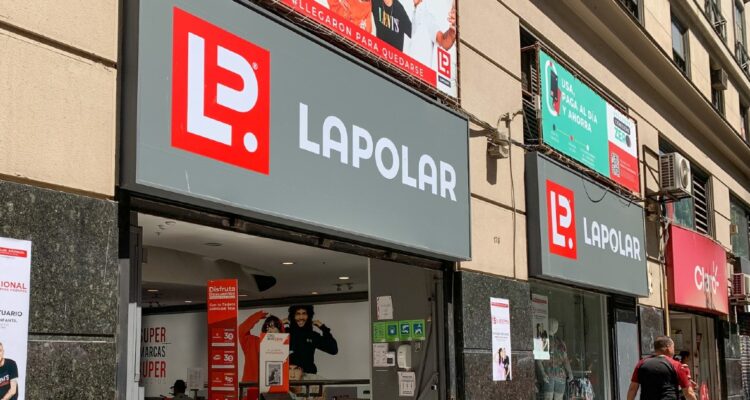 Sernac cita a ejecutivos de 2 conocidas marcas: Presume que La Polar vendió otras ropas dudosas